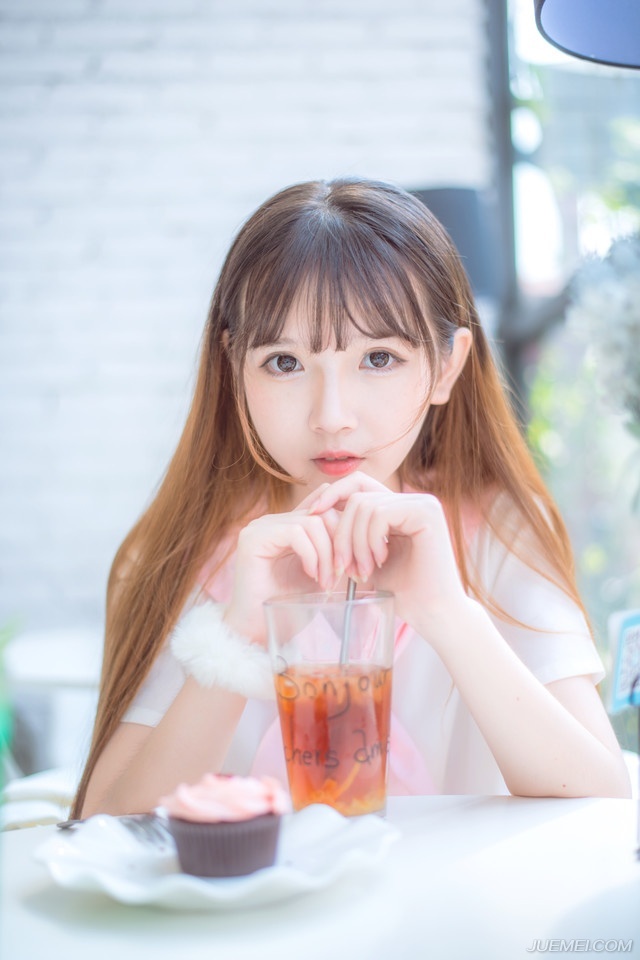 “三弟何故回来？”看到此人，诸葛亮神色一动，沉声道：“可是蜀中有新的消息？”